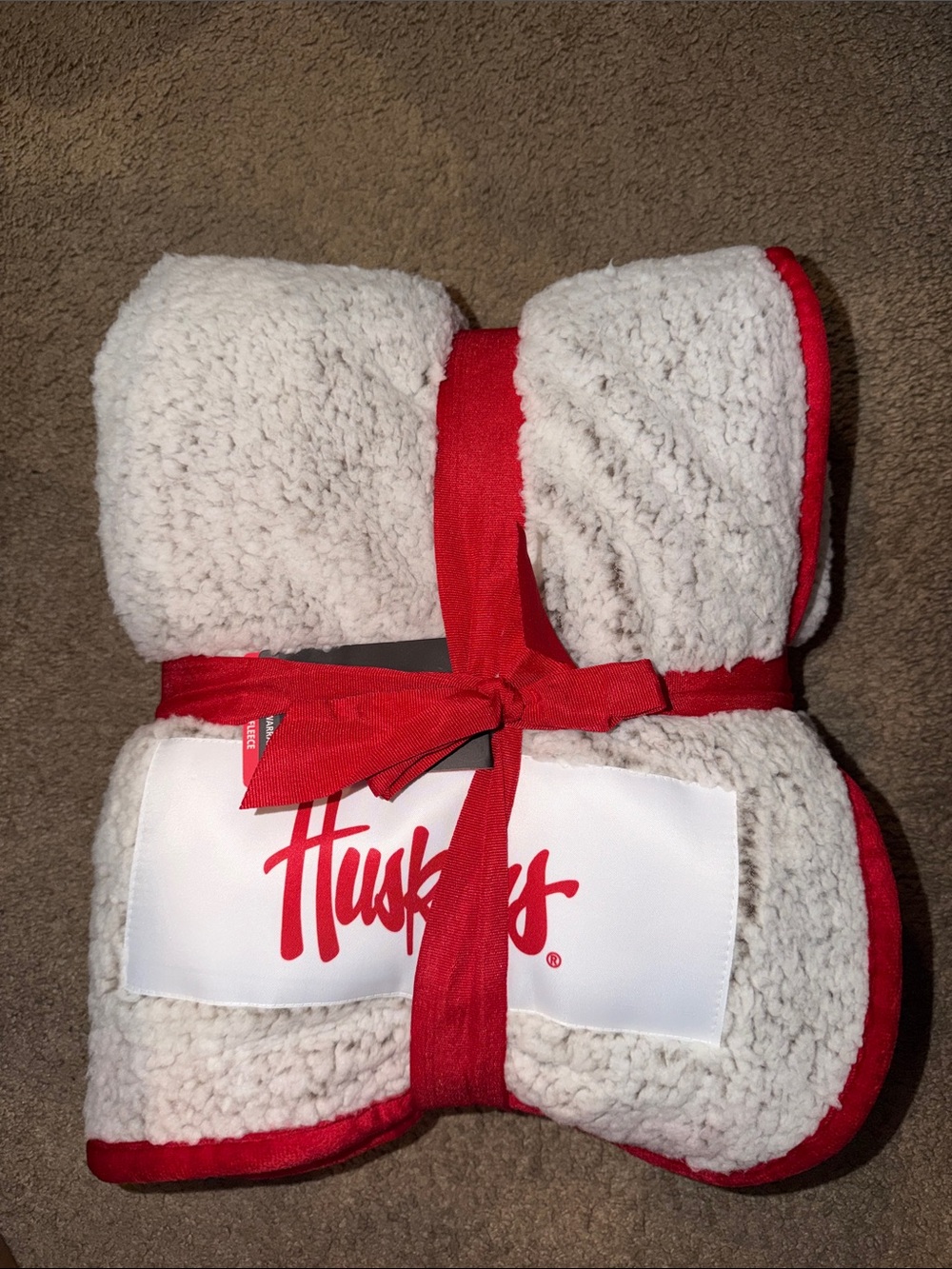 Huskers Sherpa Throw Blanket - white with Red Trim